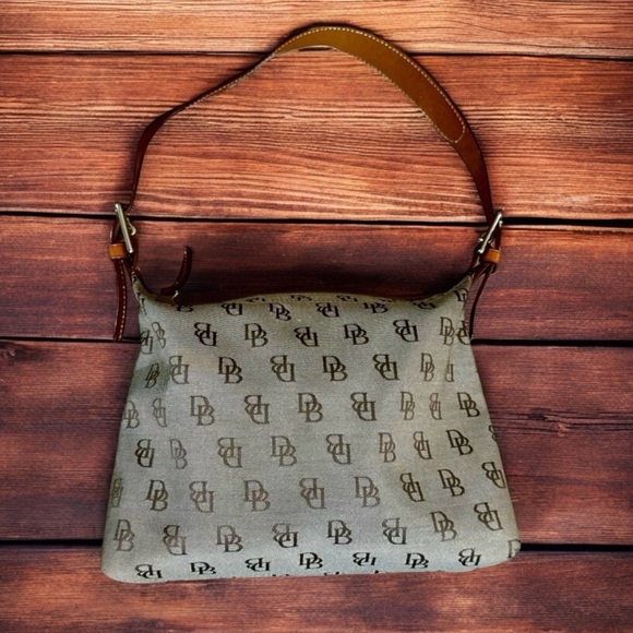 Dooney & Bourke Handbags - DOONEY AND BOURKE SIGNATURE SHOULDER BAG